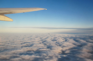 Fototapeta na wymiar Flugzeug über Spitsbergen