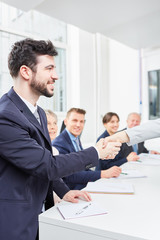 Geschäftsmann beim Hände schütteln