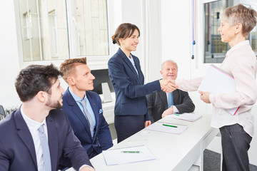 Azubi im Assessment Center schüttelt Hände