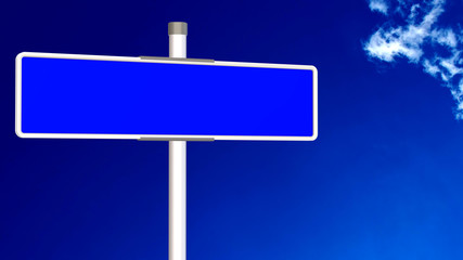 Blaues, leeres Schild vor blauem Himmel