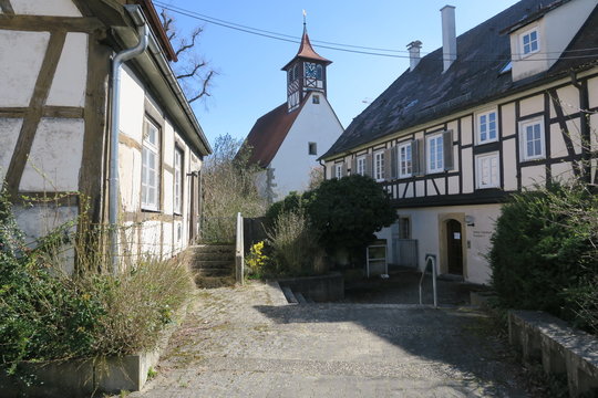 Der Pfarrhof in Musberg mit der Evangelischen Kirche, der Pfarrscheuer (links) und dem Pfarrhaus (rechts)