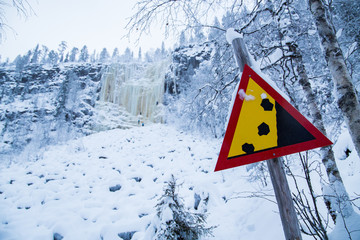 Sign of rockfall in a canyon in Finnland before the icefall.