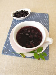 Blaubeersuppe aus getrockneten Blaubeeren