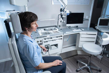 HNO Praxis, Patientin wartet auf Untersuchung