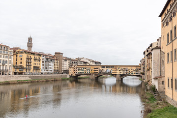 Fototapeta na wymiar Paesaggio Urbano con Ponte Vecchio