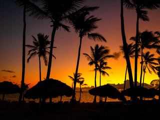 Fototapeta na wymiar Sunset on a tropical beach