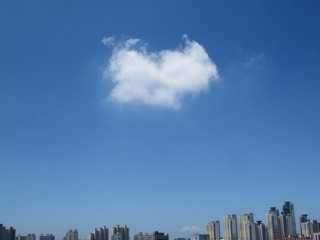 도시에 하트모양 구름