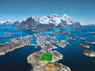 Fußballplatz am Polarkreis auf den Lofoten - obrazy, fototapety, plakaty