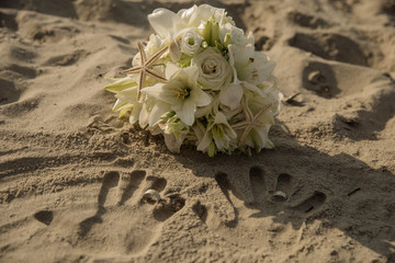 Brautstrauß am Strand mit Ringen und Händen