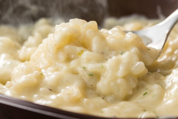 スプーンですくったチーズリゾットのアップ
