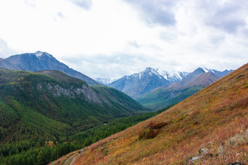 Fototapeta na wymiar Autumn landscape in the Altai mountains
