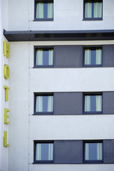 Obraz premium Eine moderne Hotelfassade mit Schild sowie Fensterfronten...