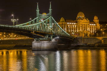 Obraz premium Gellért bad bei nacht