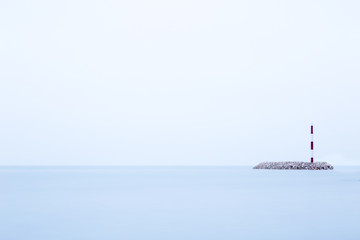 Fototapeta premium Leuchtturm einsam im wasser auf einer insel