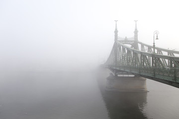 ungarische freiheitsbrücke im nebel