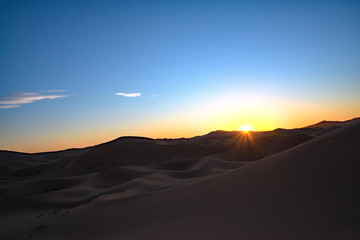 Fototapeta na wymiar モロッコ/サハラ砂漠の日の出