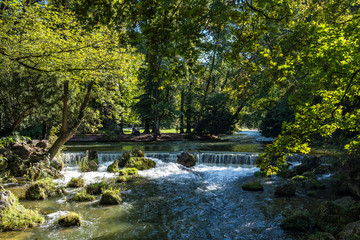 water of the isar in The English Garden, Munich, Germany. - obrazy, fototapety, plakaty