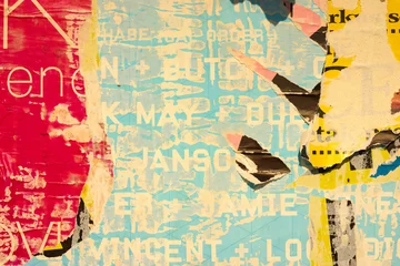 Rolgordijnen Oude grunge gescheurd gescheurd vintage collage kleurrijke straat posters gevouwen verfrommeld papier oppervlak plakkaat textuur achtergrond backdrop © Nikola