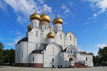 Fototapeta na wymiar Assumption Cathedral of the Russian orthodox church, Yaroslavl. Golden ring of Russia.