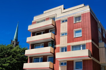 Obraz premium Neubau und alter Kirchturm in Bremen, Deutschland