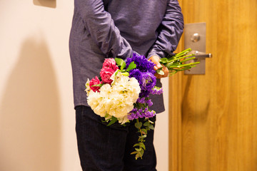 夫が妻に花を贈る