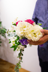 夫が妻に花を贈る