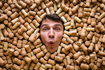 hintergrund aus wein und sekt korken mit lüstigem gesicht 