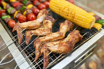 Grilled chicken wings and vegetables