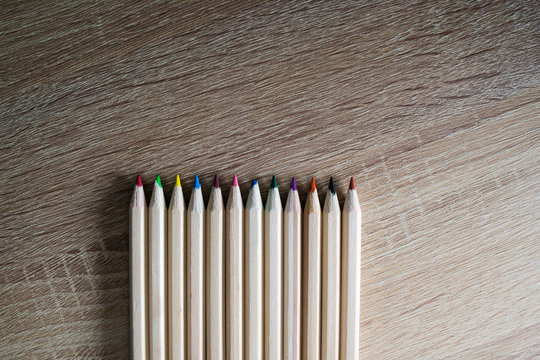 lápices de colores de madera con luz degradada