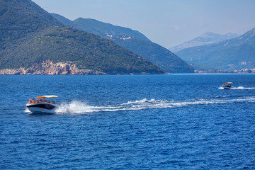 Obraz premium motorboats with tourists speeding on the bay