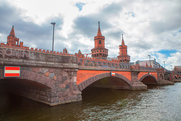 Fototapeta na wymiar famous Oberbaum Bridge in Berlin