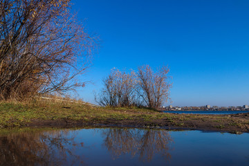 Fototapeta na wymiar Autumn day in Arkhangelsk. Island Krasnoflotsky. the reflection in the water