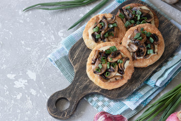 Flapjack with mushrooms and creamy garlic sauce