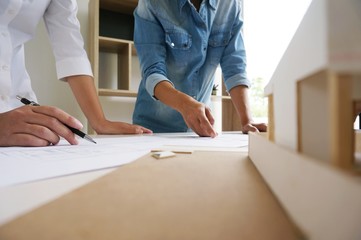 Obraz premium Inżynierowie projektant wnętrz Planowanie osiągnięć firmy Projekt na planie Koncepcja pracy zespołowej z kompasami.