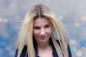 Naklejka premium Portret szczęśliwy uśmiechnięty młody wesoły bizneswoman stojący z włosami. Sukces w strzał studyjny koncepcji biznesowej. Niebieski garnitur. Wielokolorowe tło ściany.