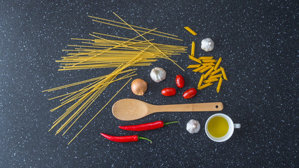 Naklejka premium Makaron z warzywami do spaghetti leżący na czarnym tle