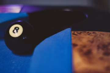 Schwarze acht Billiard Kugel und loch Billiardtisch einloche