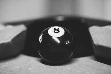 Schwarze acht Billiard Kugel und loch Billiardtisch einloche 2