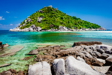 Insel umgeben von Wasser und felsen im Meer Thailand