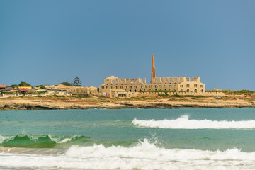 Strand und Strandpromenade in Sampieri Sizilien im Licht eines abziehenden Unwetters