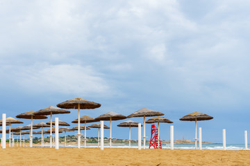 Strand und Strandpromenade in Sampieri Sizilien im Licht eines abziehenden Unwetters