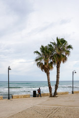 Naklejka premium Strand und Strandpromenade in Sampieri Sizilien im Licht eines abziehenden Unwetters