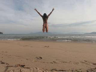 girl jumping beach / garota mulher pulando praia  