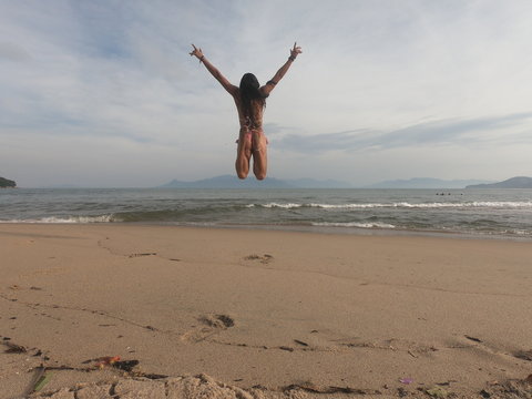 girl jumping beach / garota mulher pulando praia  