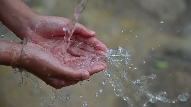 The water flows on the hands of people video Slow motion 120 frames
