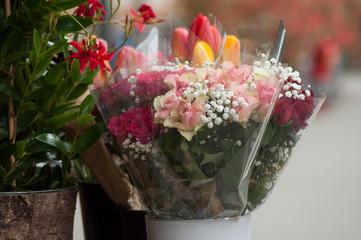 Naklejka premium closeup of red and pink roses at the florist