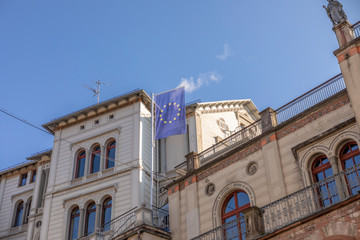 Fototapeta premium Europafahne auf einem Gebäude