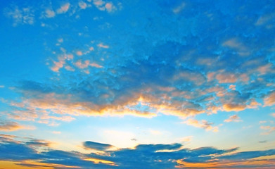 Fototapeta na wymiar Beautiful sunset. The sky in the clouds.