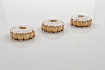 biscotti pasta frolla tipo canestrelli fondo bianco