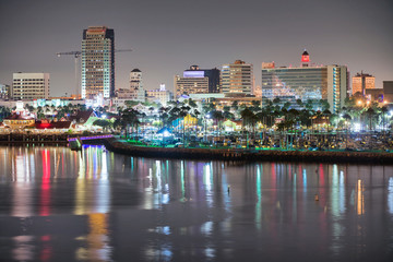 Obraz na płótnie Canvas San Diego at dusk, view from city port
